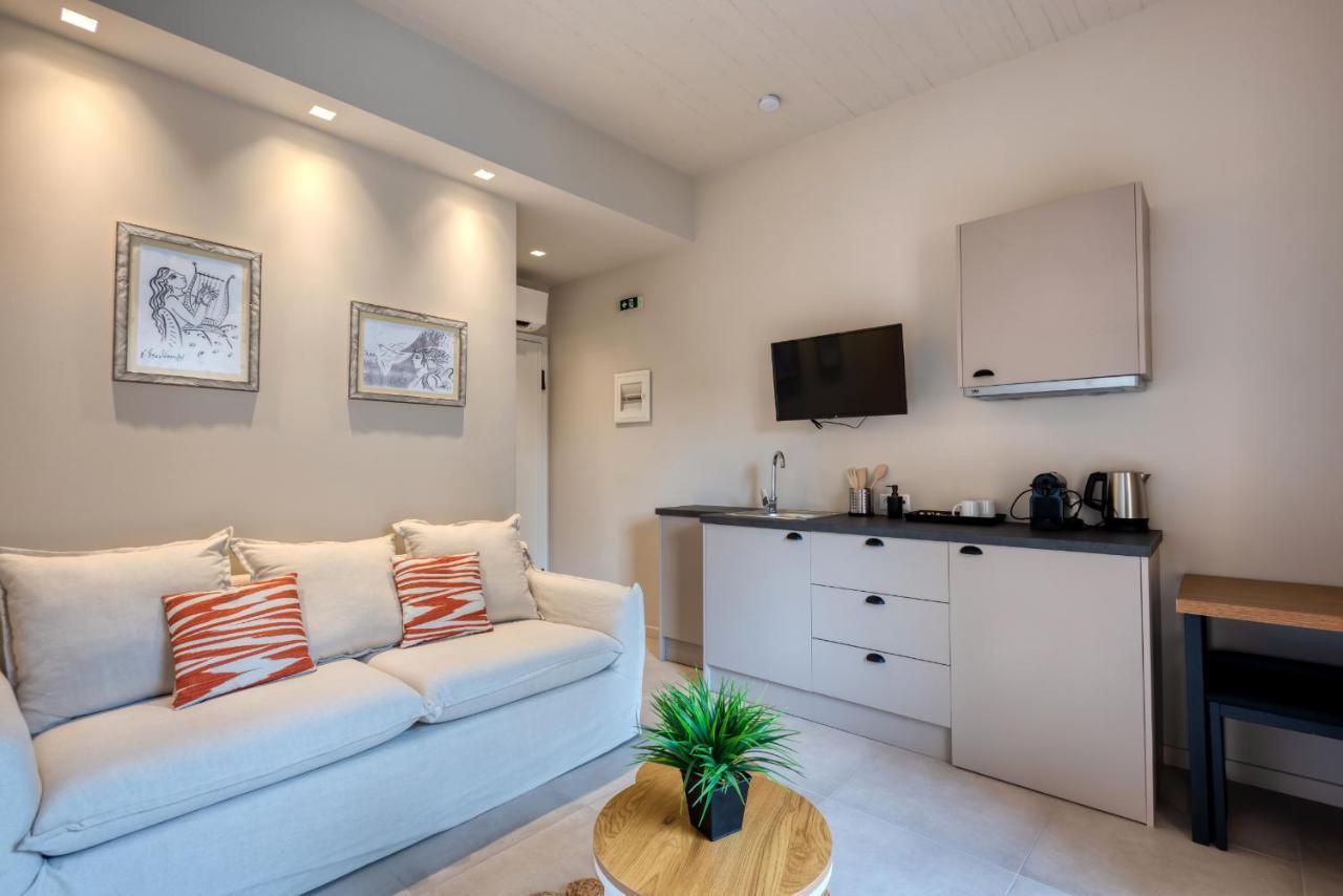 Saronis Suites Saronida Εξωτερικό φωτογραφία