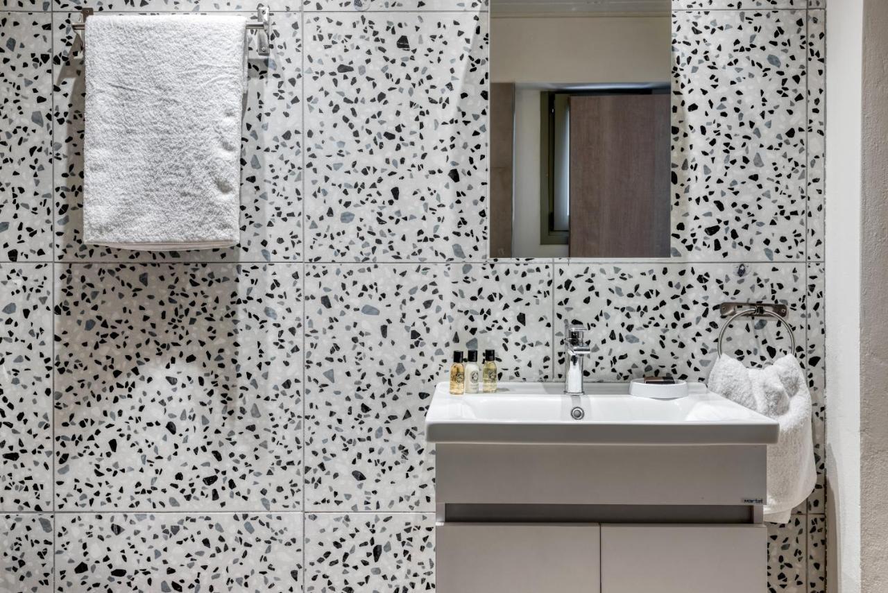Saronis Suites Saronida Εξωτερικό φωτογραφία