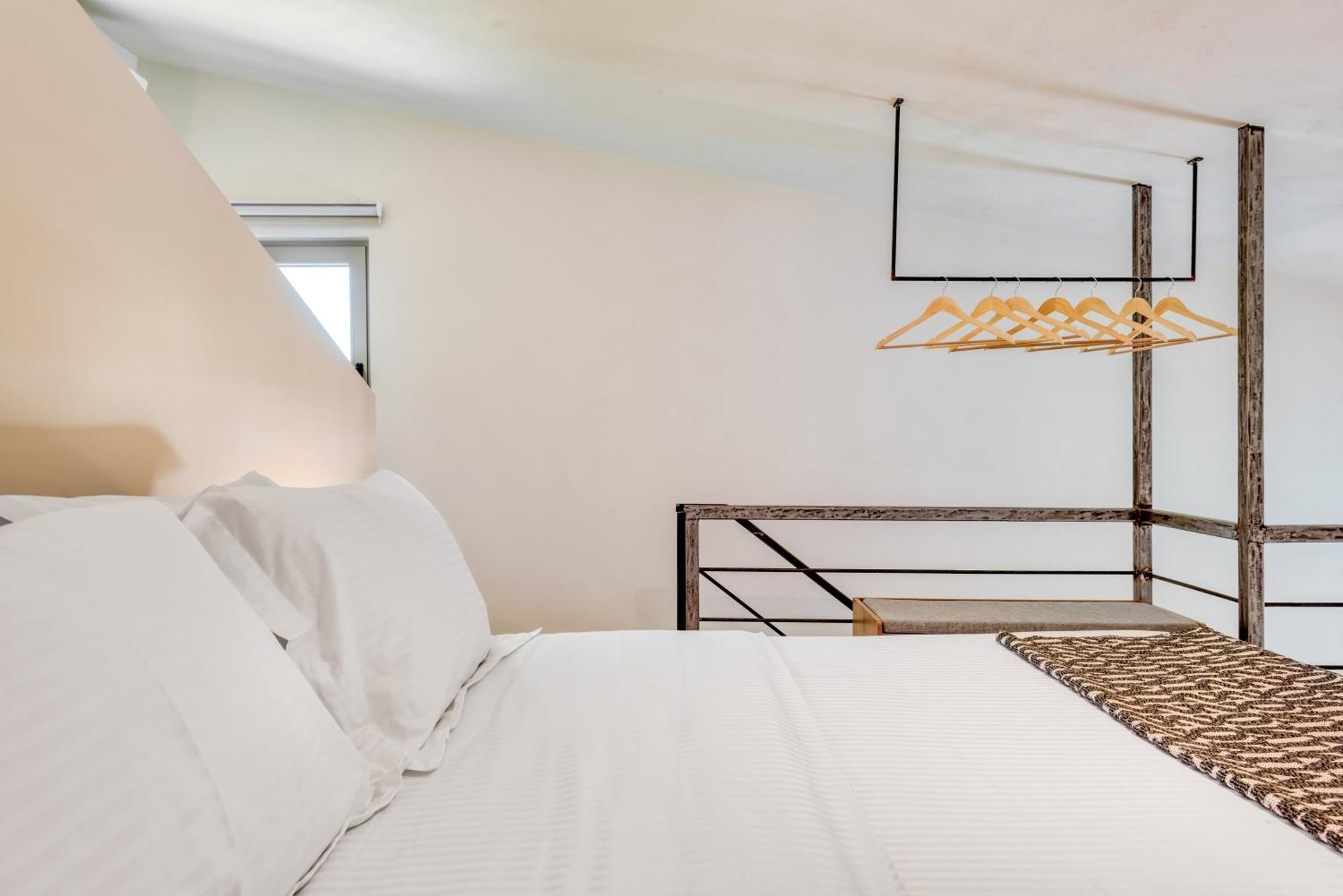 Saronis Suites Saronida Εξωτερικό φωτογραφία