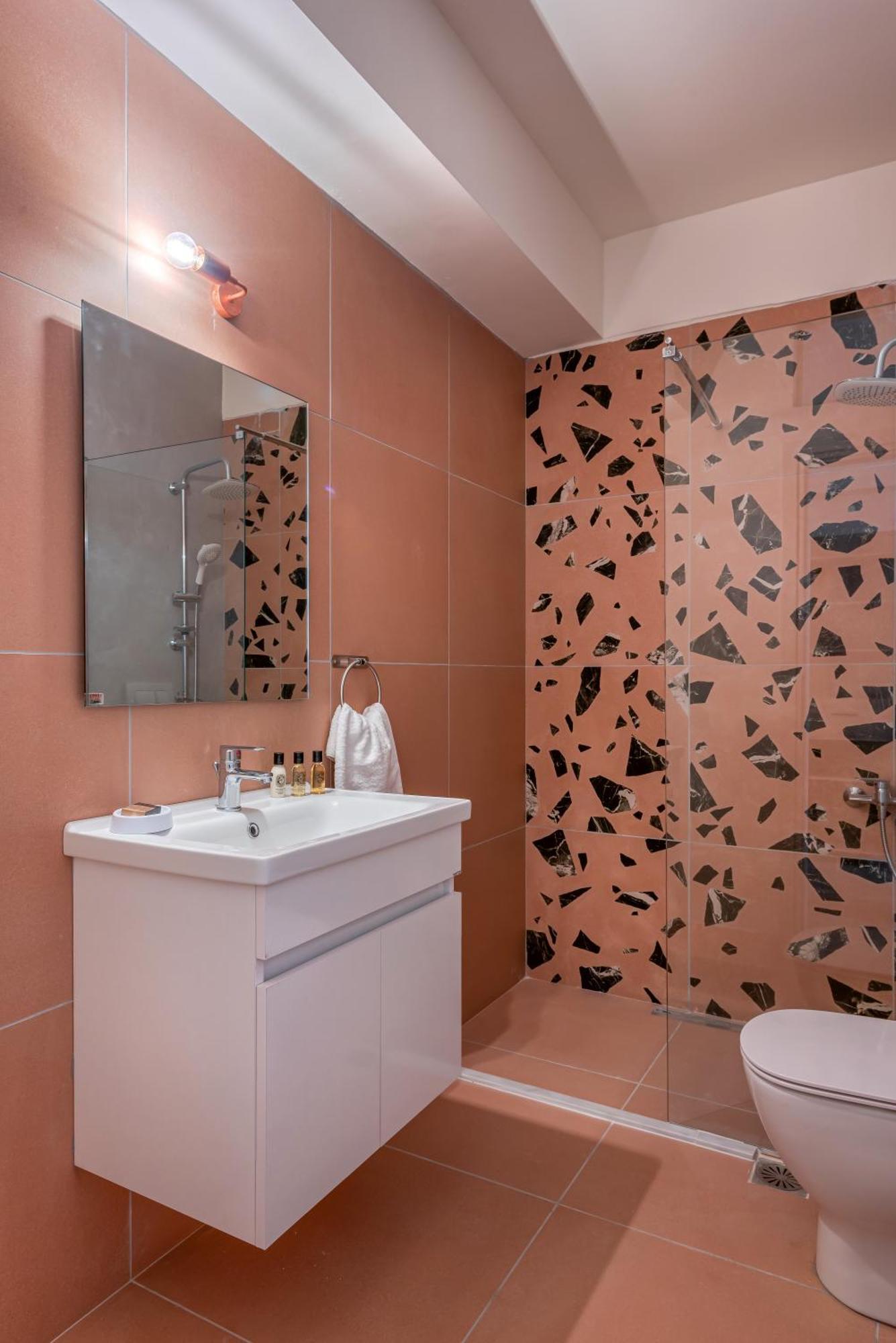 Saronis Suites Saronida Εξωτερικό φωτογραφία