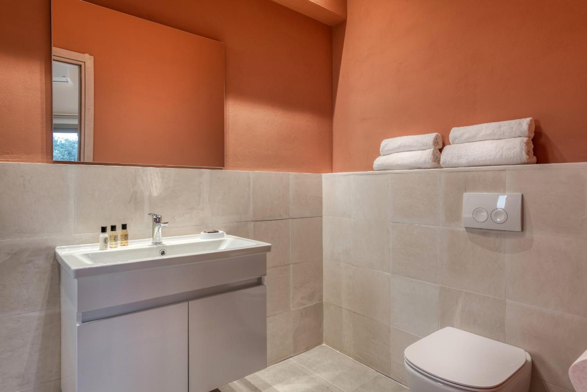 Saronis Suites Saronida Εξωτερικό φωτογραφία